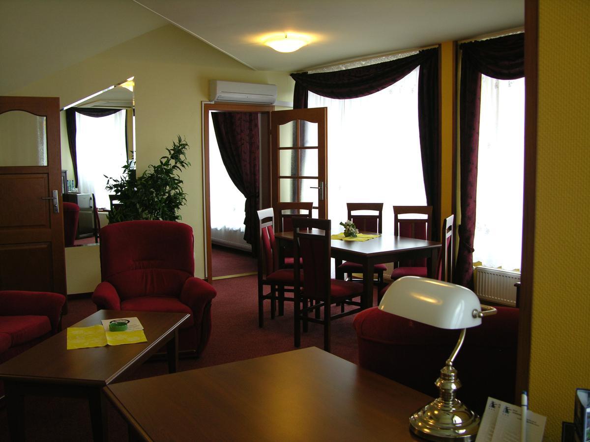 Hotel Jaskolka أوسترون المظهر الخارجي الصورة