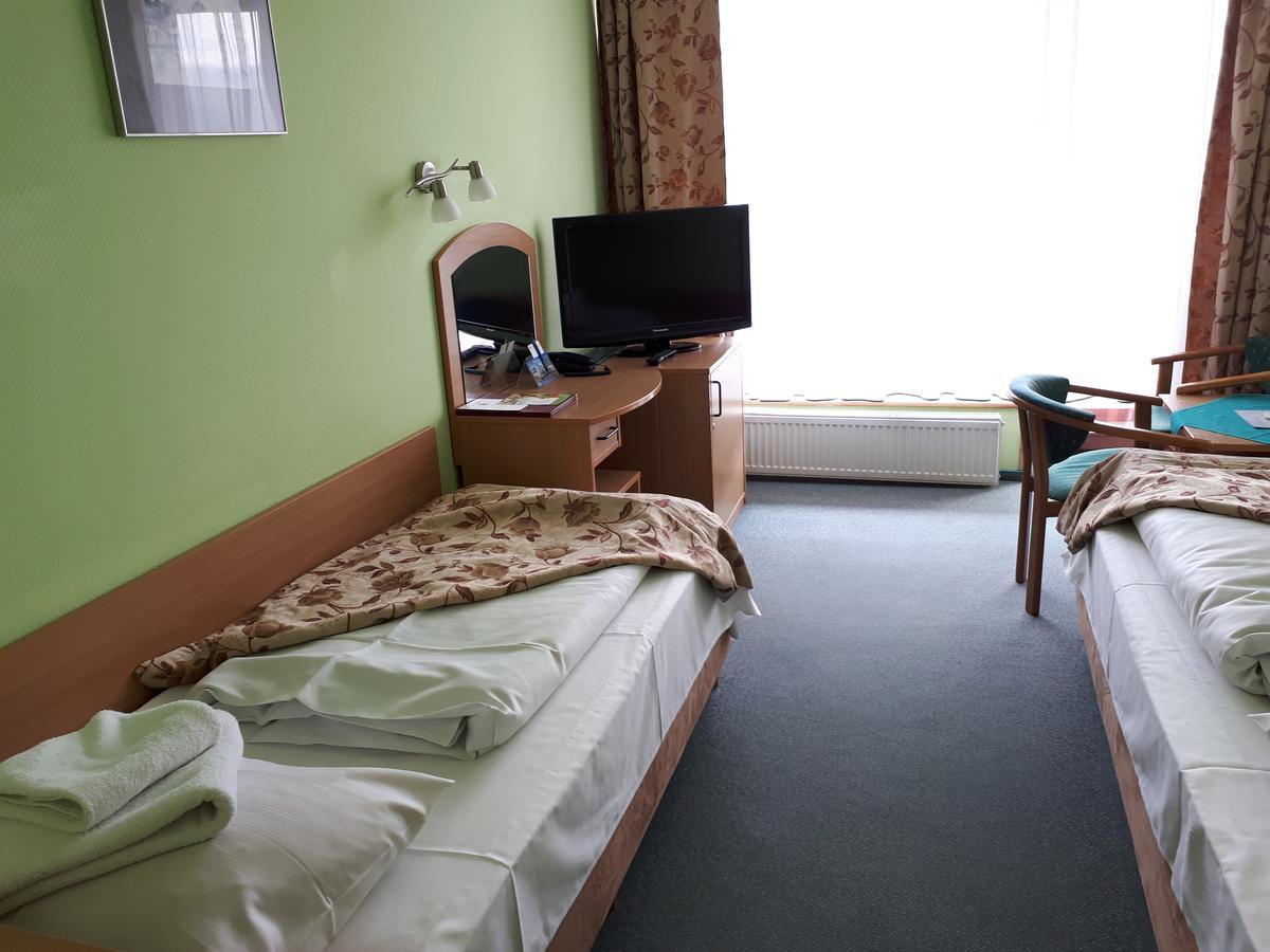 Hotel Jaskolka أوسترون المظهر الخارجي الصورة