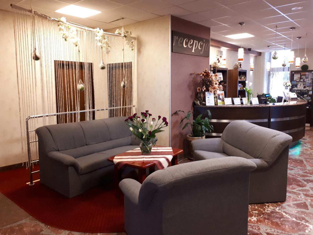 Hotel Jaskolka أوسترون المظهر الخارجي الصورة