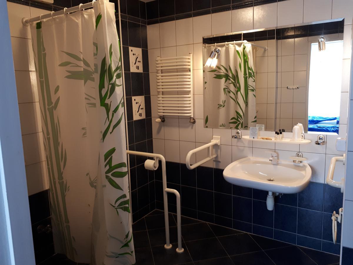 Hotel Jaskolka أوسترون المظهر الخارجي الصورة