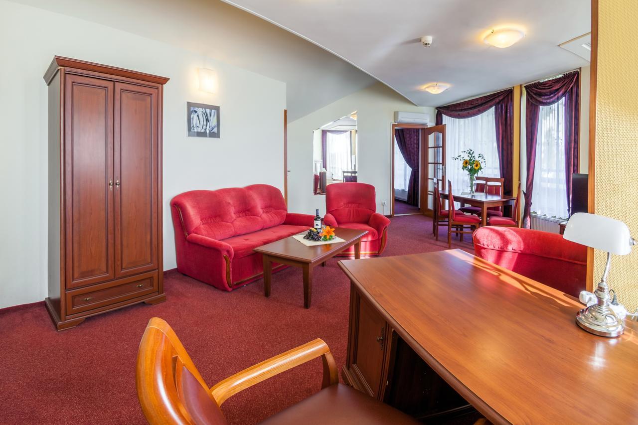 Hotel Jaskolka أوسترون المظهر الخارجي الصورة