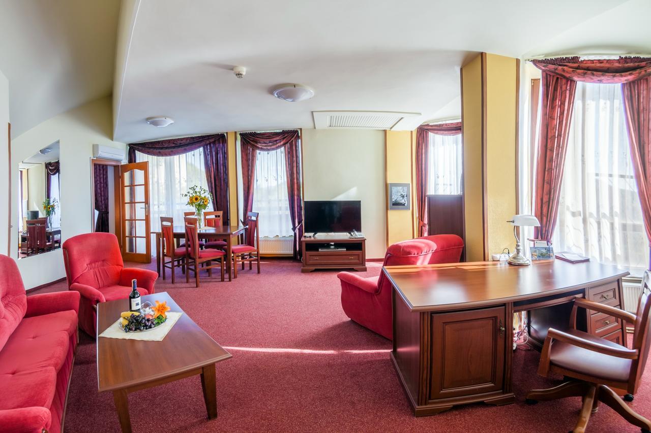 Hotel Jaskolka أوسترون المظهر الخارجي الصورة