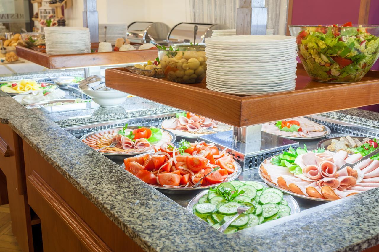 Hotel Jaskolka أوسترون المظهر الخارجي الصورة