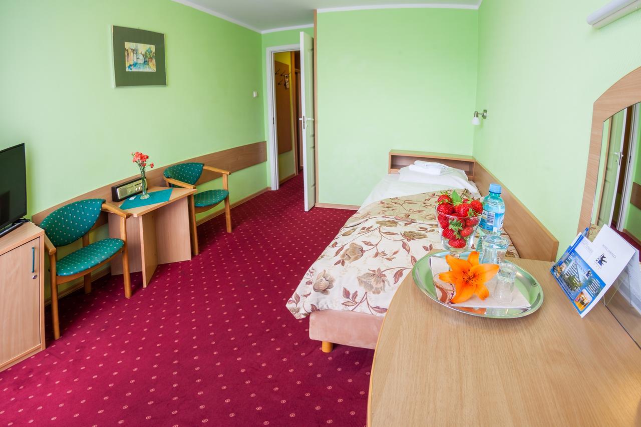Hotel Jaskolka أوسترون المظهر الخارجي الصورة