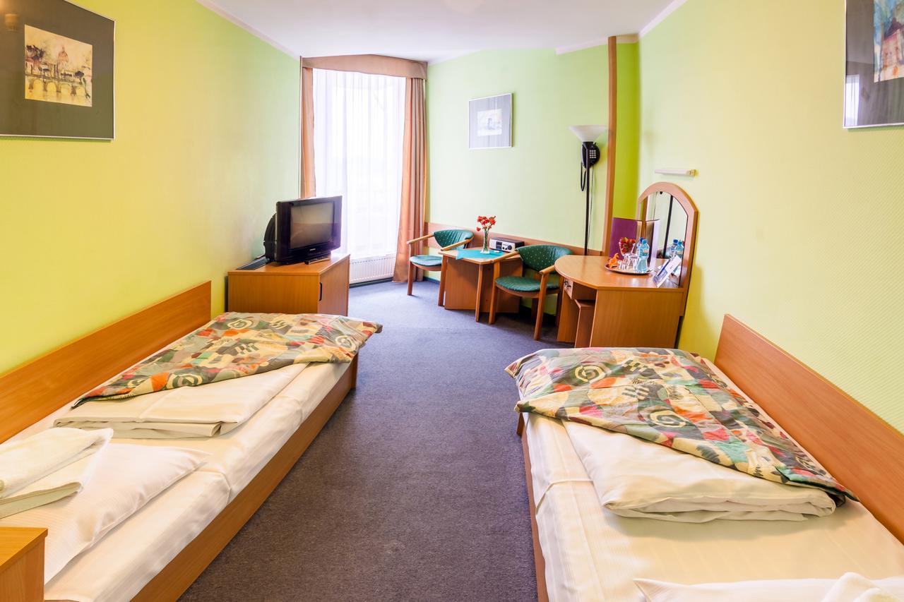Hotel Jaskolka أوسترون المظهر الخارجي الصورة