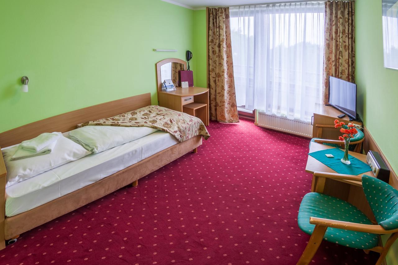 Hotel Jaskolka أوسترون المظهر الخارجي الصورة