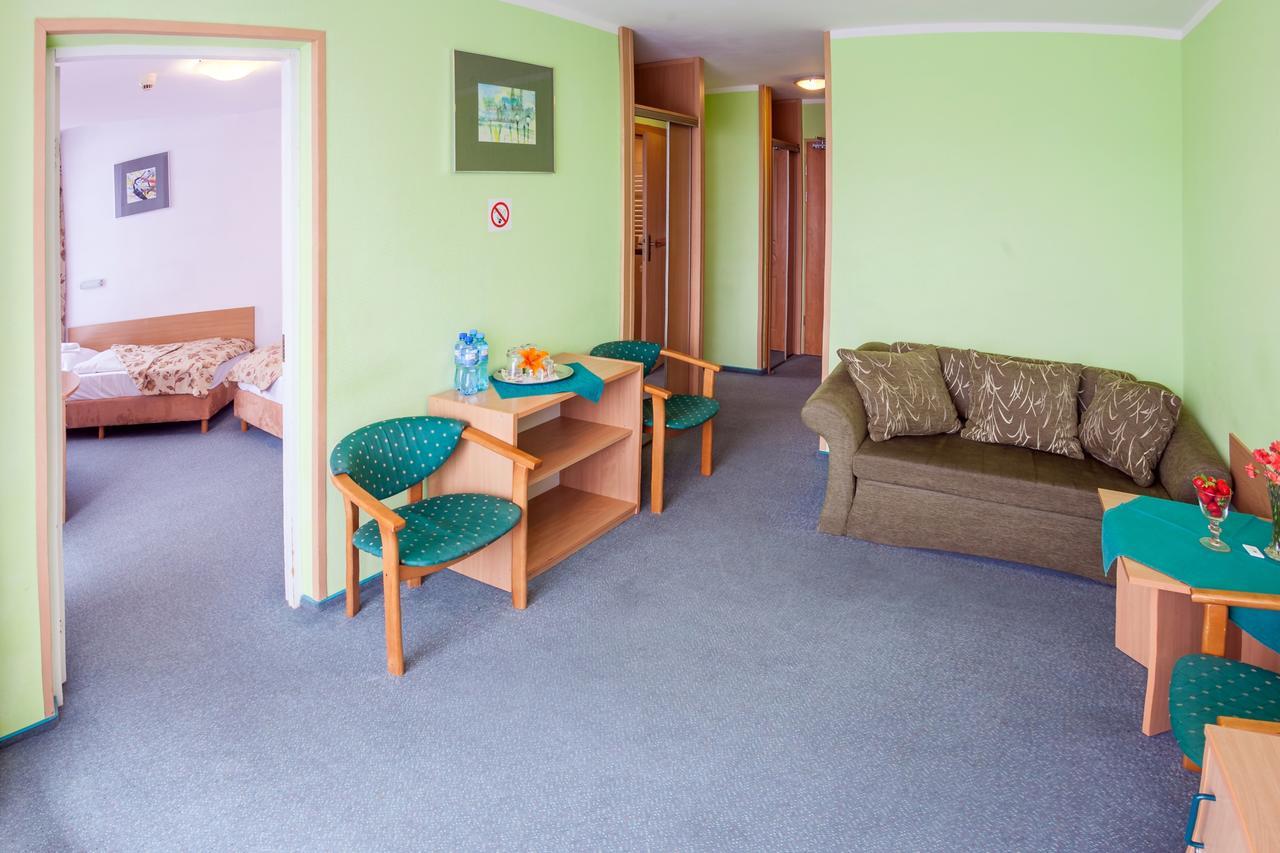 Hotel Jaskolka أوسترون المظهر الخارجي الصورة