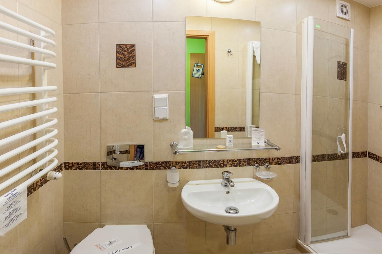 Hotel Jaskolka أوسترون المظهر الخارجي الصورة