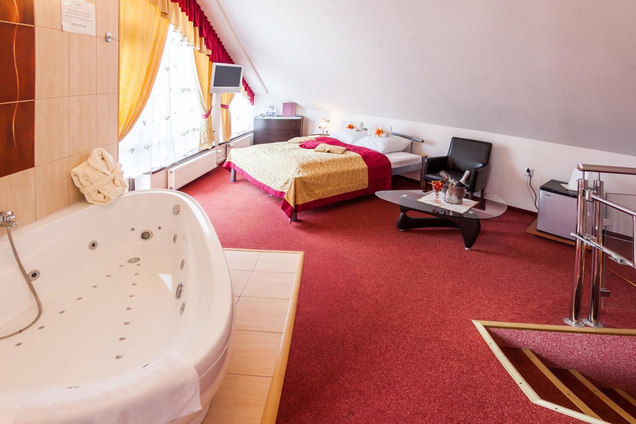 Hotel Jaskolka أوسترون المظهر الخارجي الصورة