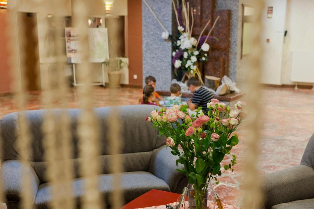 Hotel Jaskolka أوسترون المظهر الخارجي الصورة