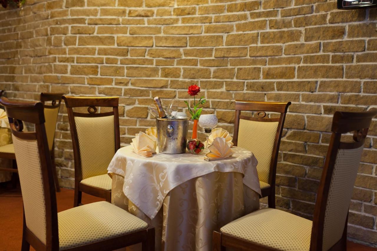 Hotel Jaskolka أوسترون المظهر الخارجي الصورة