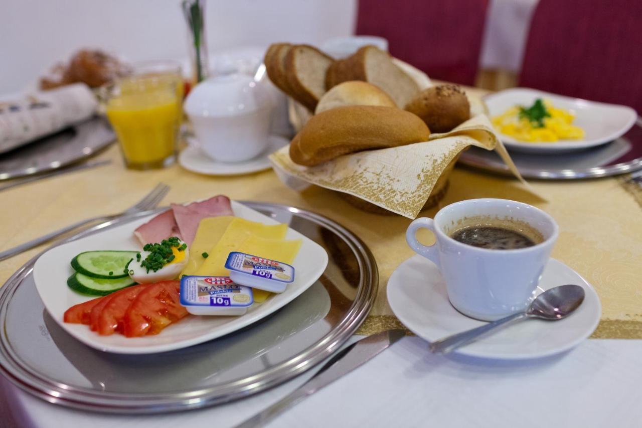 Hotel Jaskolka أوسترون المظهر الخارجي الصورة